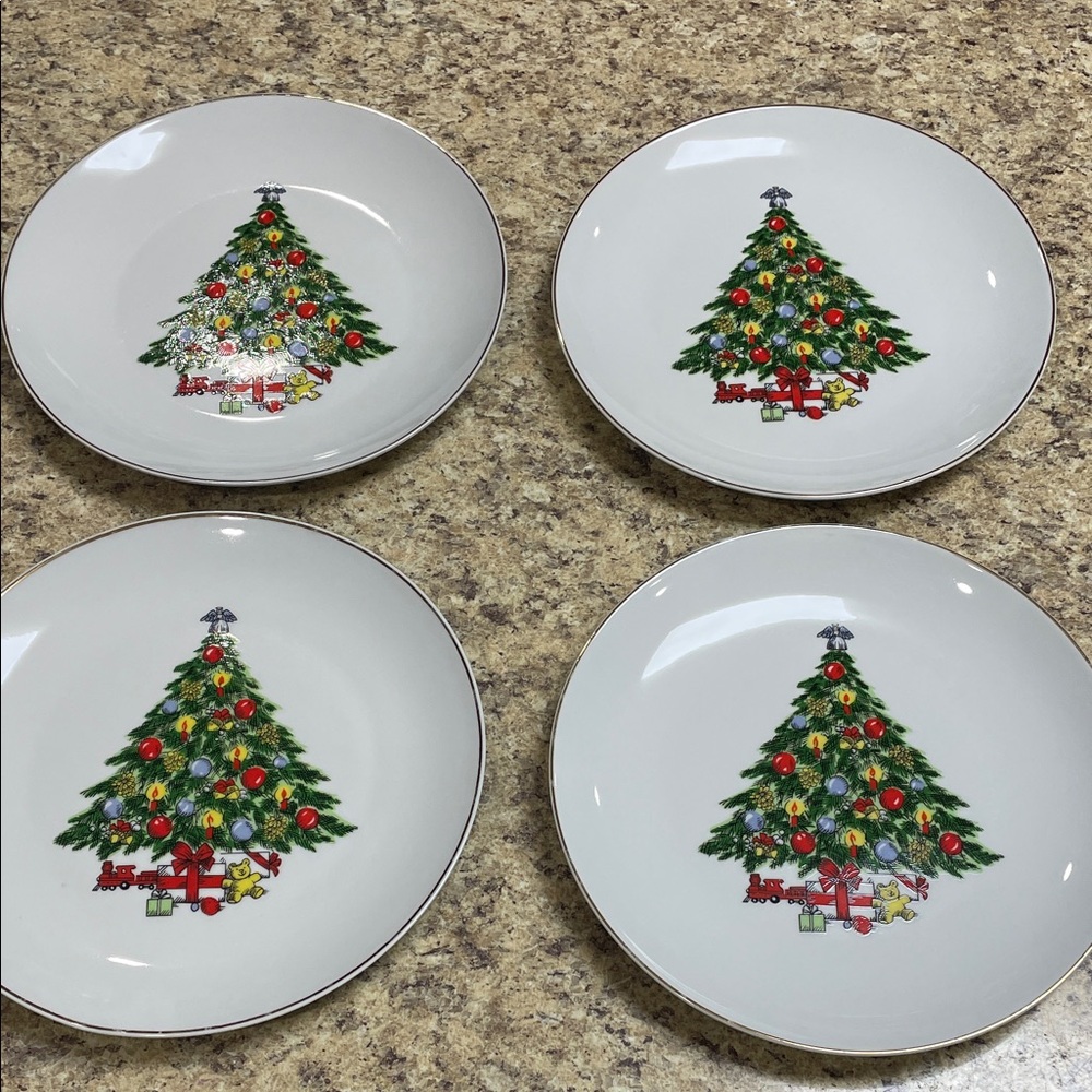 Jamestown Christmas Treasure Porcelain China 8 1/4” Salad Plates. Set of 4 GUC